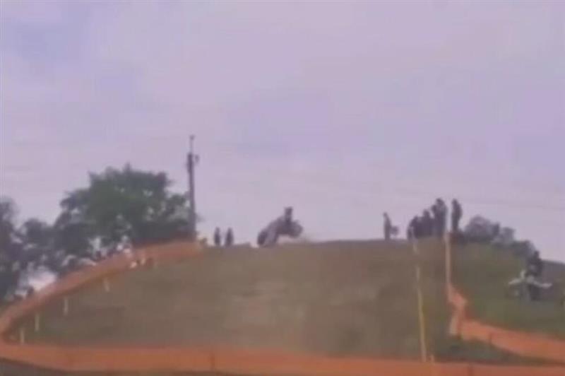 Ужас на мототрка: Жена излегува на патеката, кога налетува мотор (ВИДЕО)