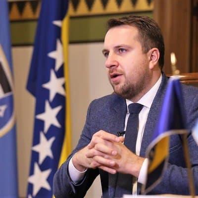 Уапсен поранешниот градоначалник на Сараево, актуелен амбасадор на БиХ во Катар
