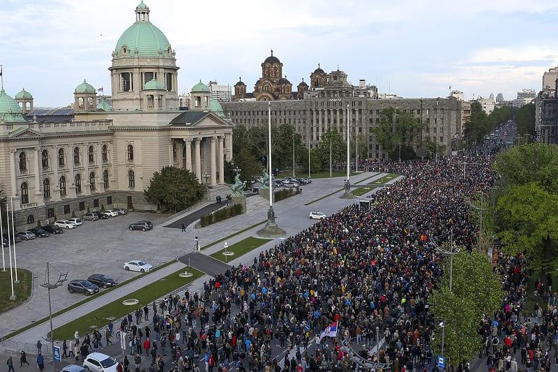 Србија. На протестите на граѓаните власта одговара со поголем протест