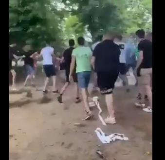 Видео: Масовна тепачка меѓу средношколци од две белградски гимназии