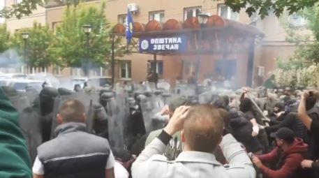 Видео: Над 50 граѓани повредени во инцидентите на северот на Косово