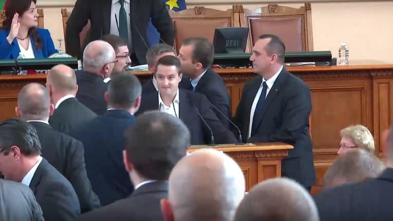 Тепачка во парламентот на „Европска“ Бугарија: Пратениците се плукаат и тепаат! (ВИДЕО)