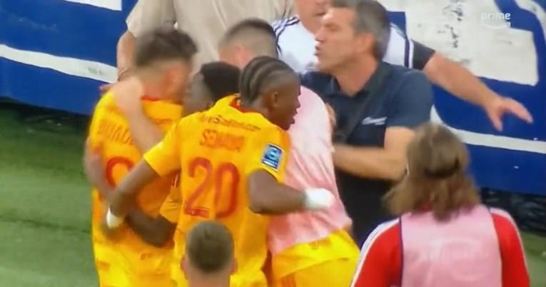 Скандал во Франција: Играч доби потрес на мозокот, кога го турна навивач на теренот (ВИДЕО)