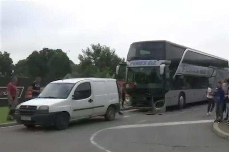 Училишен автобус со 79 ученици се судри во Србија, десетина повредени (ФОТО)