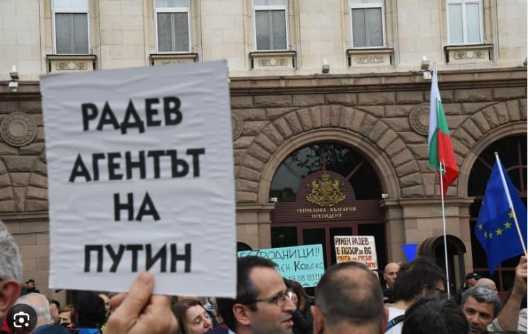 „Агентот на Путин“- во Софија протест против претседателот Радев