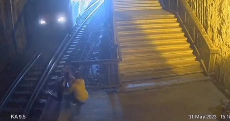 Спречена трагедија во Србија: Жена и дете за момент се спасија пред воз во полна брзина (ВИДЕО)
