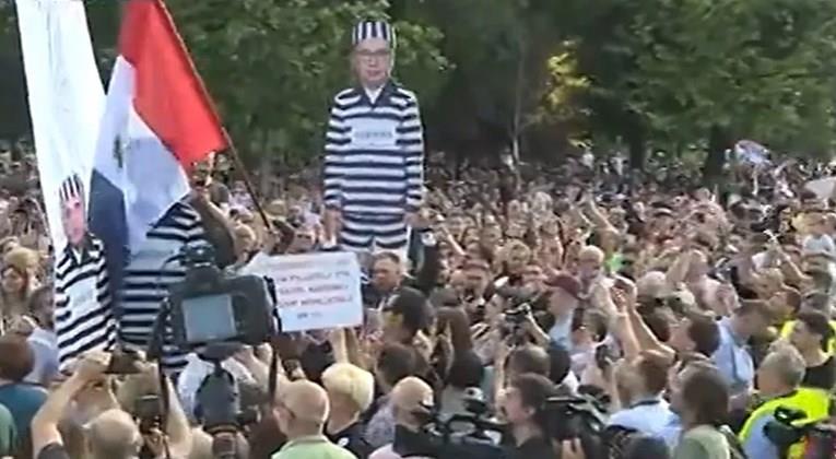 Нов масовен протест во Белград: Носат картонски лик на Вучиќ во затворска облека (ВИДЕО)