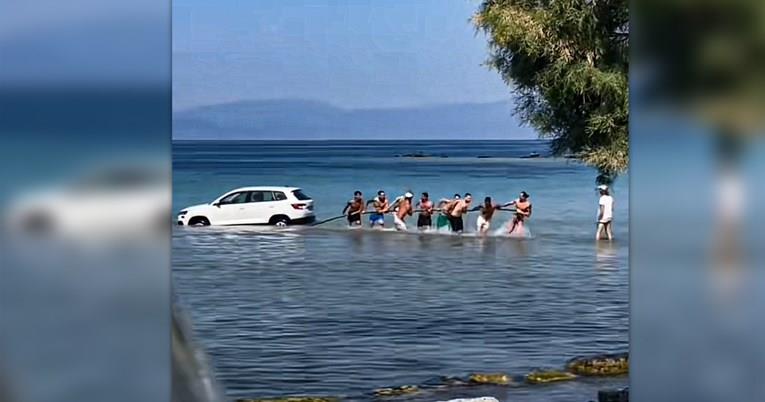 Хит снимка: Во близина на Атина вадат Шкода, што пропаднала во море (ВИДЕО)