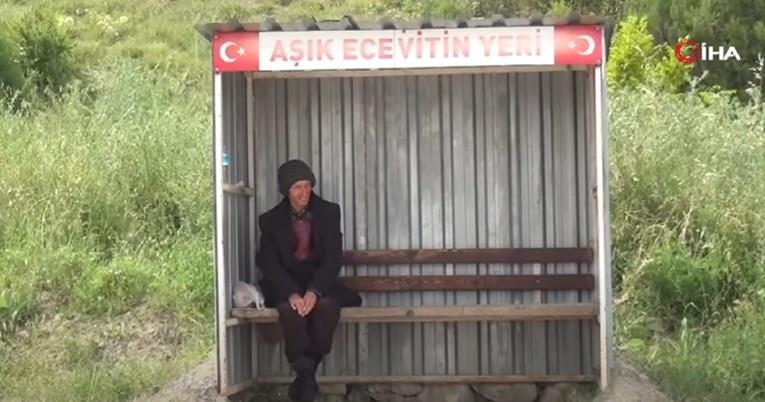 Турчин секој ден, веќе 24 години оди на автобуска станица и ја чека загубената љубов (ВИДЕО)