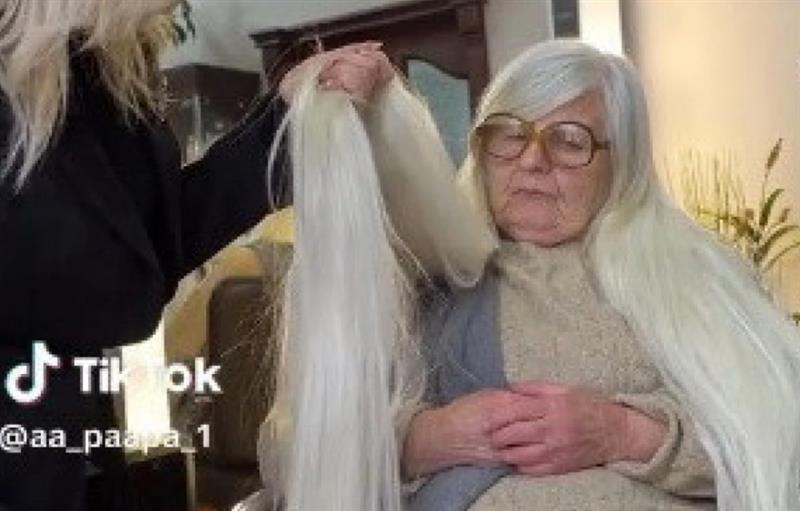Една 90-годишна госпоѓа никогаш не ја потстрижала својата коса (видео)