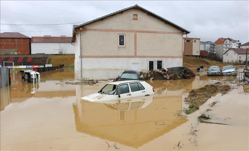 Вонредна состојба во Србија поради поплавите- евакуирани над 200 луѓе, поплавени куќи и болница