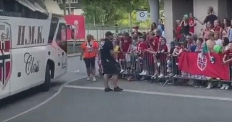 Халанд е дочекан со свирежи, откако не сакаше да им ја исполни желбата на навивачите (ВИДЕО)