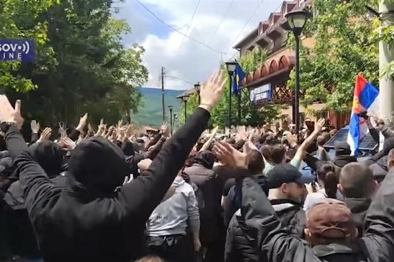 Продолжуваат мирните протести на Србите на Косово,граѓаните вознемирени поради претепаните деца