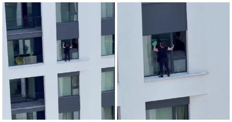Жена во Белград чисти прозорци на 11. кат без заштита: Ми се замрзна крвта (ВИДЕО)