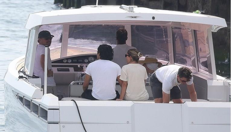 ДиКаприо се одмора на јахта во близина на Италија во друштво со 28- годишна манекенка