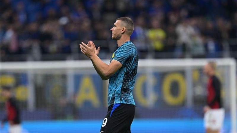 Един Џеко пристигна во Истанбул на лекарски преглед пред потпис за Фенербахче