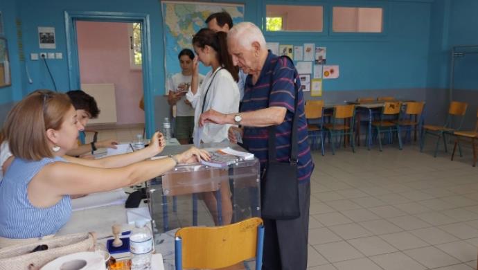Речиси 30 отсто излезноста на парламентарните избори во Грција до 13.30 часот
