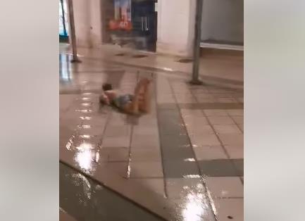 Алкохолот прави „ чуда“ голи момчиња се лизгаат на гради во Сплит