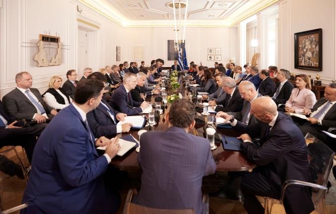 Новата грчка Влада ја одржа првата седница, министрите добија сини папки со приоритети 