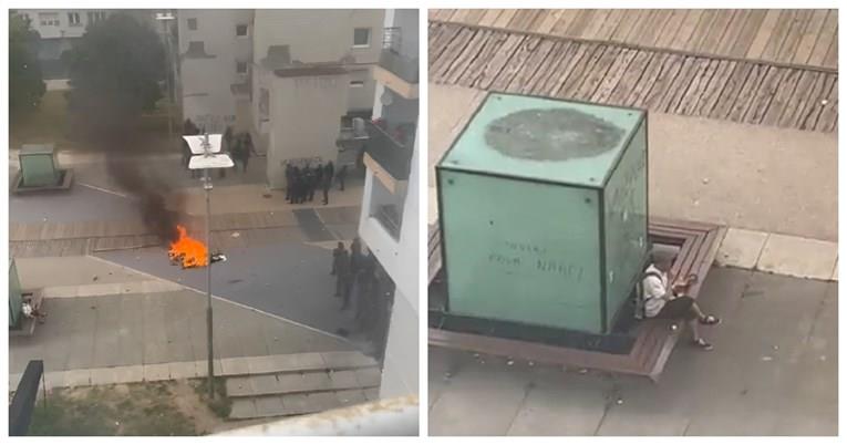 Французин мирно си јаде сендвич, додека одколу него се води востинска „војна“ (ВИДЕО)