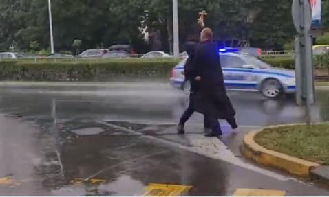 Бугарски свештеник  во Софија фрли анатема врз колоната со Зеленски!