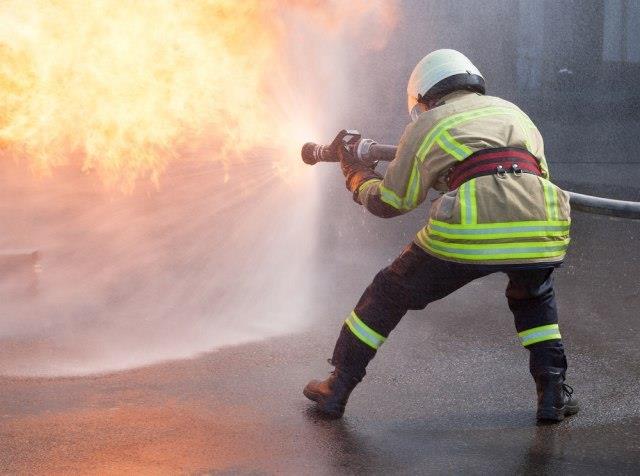 ЦУК: Гори возило спроти клиничкиот центар во Скопје