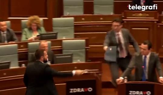 Видео: Хаос во косовскиот парламент, премиерот Курти испрскан со вода