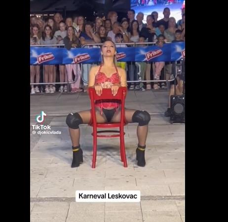 Видео: Стриптиз на пладне на панаѓур во Лесковац