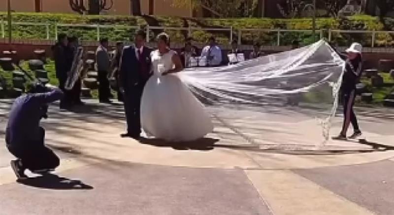 Како изгледа кога на сопствената свадба друг ќе ти го украде шоуто (фото+видео)