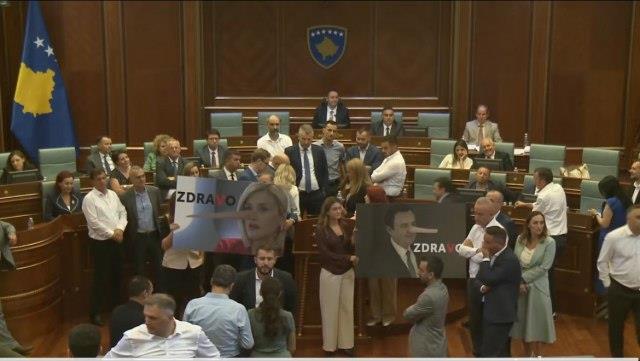 Пратениците на ДПК повторно ја блокираа говорницата на косовскиот Парламент