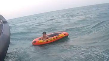 Видео: Крајбрежната стража спасила момче во гумен чамец далеку од брегот