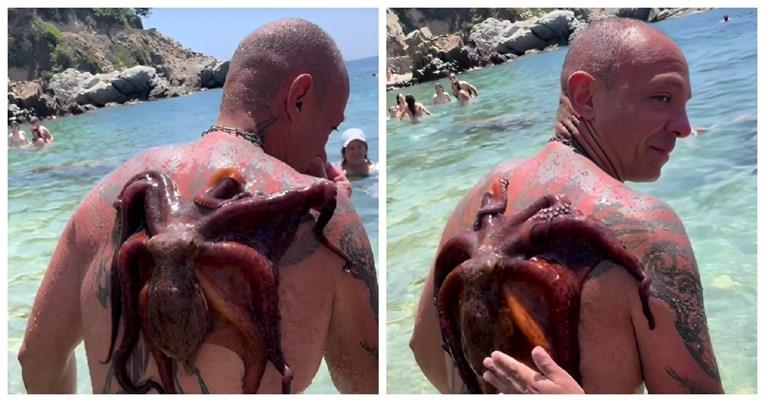 Италијанец уживал во морето во Грција, кога на грбот почувствувал нешто страшно (ВИДЕО)