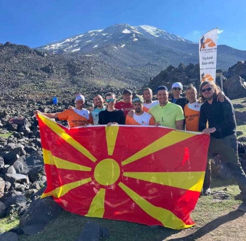 Штипски планинари од „Лисец“ го освоија највисокиот врв во Турција