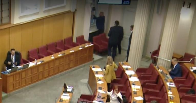 Црвен аларм поради невреме во Хрватска: Вода продре во Саборот, прекината вонредната седница  