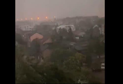 Невремето стигна во Србија: Носи покриви и дрвја во Нови Сад (ВИДЕО)