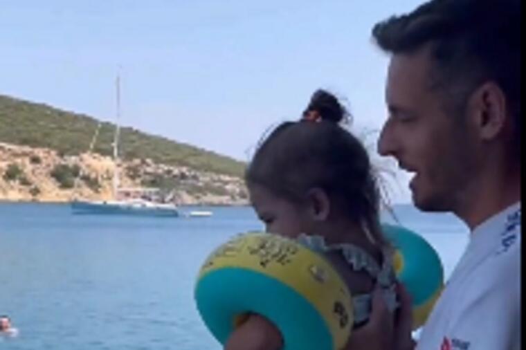 Татко си ја фрлил ќеркичката во море за да научи да плива, следува ужас (ВИДЕО)