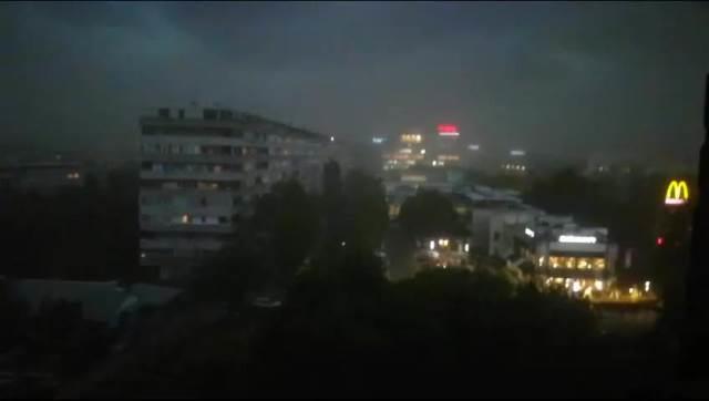Белград и вечерва на удар на страшното невреме, нема струја во делови од градот (ВИДЕО)