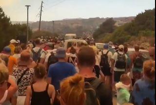 Се евакуираат хотели на грчкиот остров Родос, пожарот и понатаму вон контрола