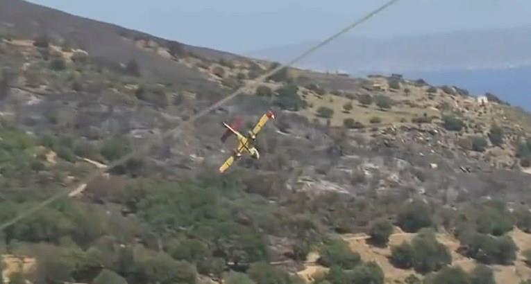 Падна канадер во Грција, додека ги гасеше пожарите (Вознемирувачко видео) 