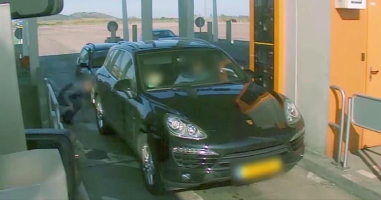 Предупредување: Во Шпанија ги дупат гумите на наплатните станици, а потоа ограбуваат (ВИДЕО)