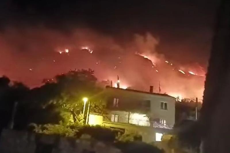 Се шири пожарот во близина на Дубровник: Состојбата не е добра, може да дојде до куќите