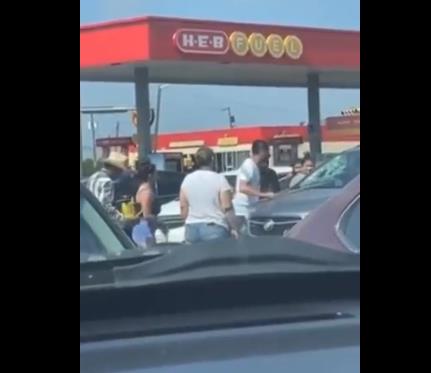 Видео: Американец скрши ветробранско стакло за да си го спаси бебето од прегреаното возило