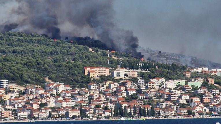 Силен пожар избувна во близина на Трогир, се гледа и од Сплит (ВИДЕО)