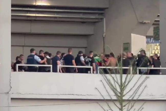 Бугарите на стадионот во Скопје скандираат: Уби, уби Шиптара… Ова е Бугарија… Цигани (ВИДЕО) 