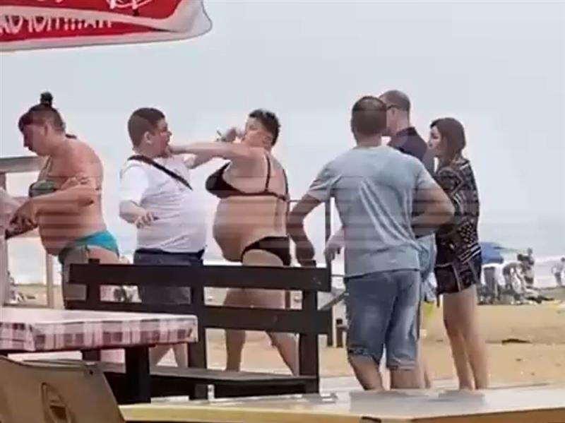 Русинка нокаутира маж и жена во масовна тепачка на плажа (ВИДЕО)