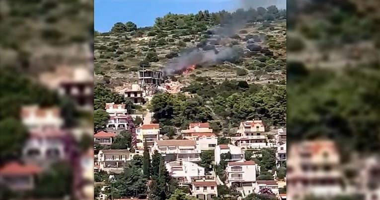 Двајца Албанци се приведени поради пожарот на хрватското крајбрежје, едниот е пуштен од притвор