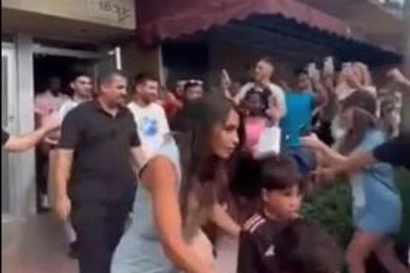 „Месиманија“ во САД: Наместо на шопинг, Антонела со децата едвај избегале во автомобилот(ВИДЕО)