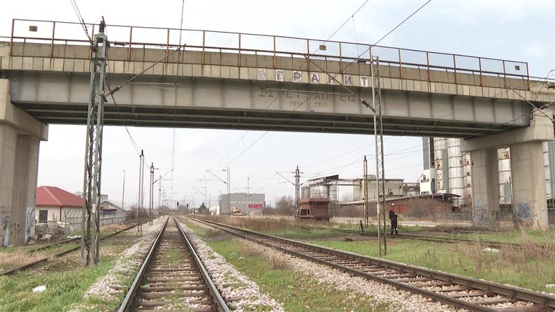 Синдикатот на железници не постигна договор, штрајкот продолжува