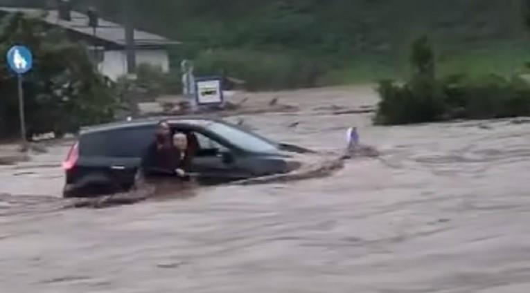 Ужас во Словенија: Надојдени води носат жена, заробена во автомобил (ВИДЕО)