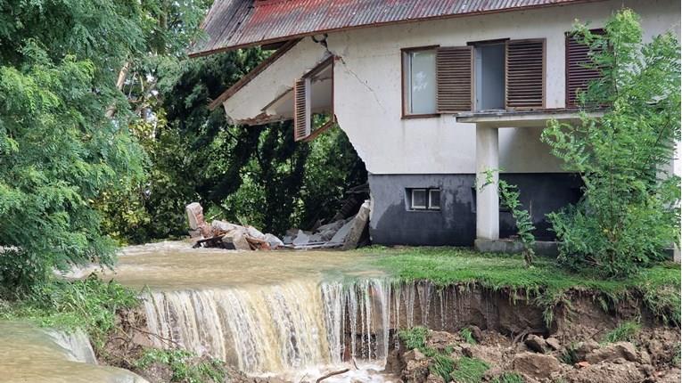 Поплави во Словенија: Реката Драва се проби во близина на Копривница и однесе куќа (ВИДЕО)